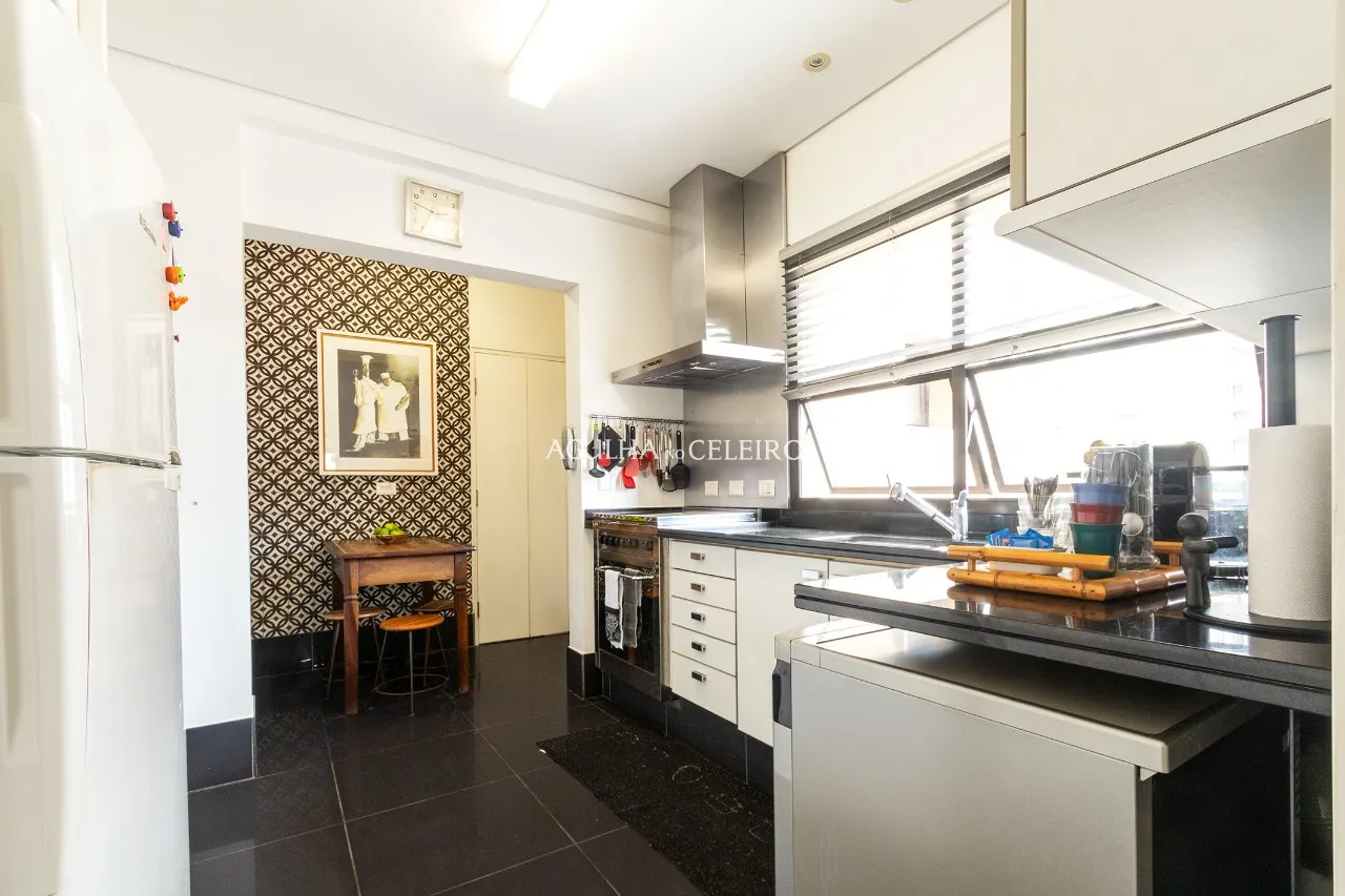 Apê moderno com área externa e ampla metragem à venda em Moema – 12636