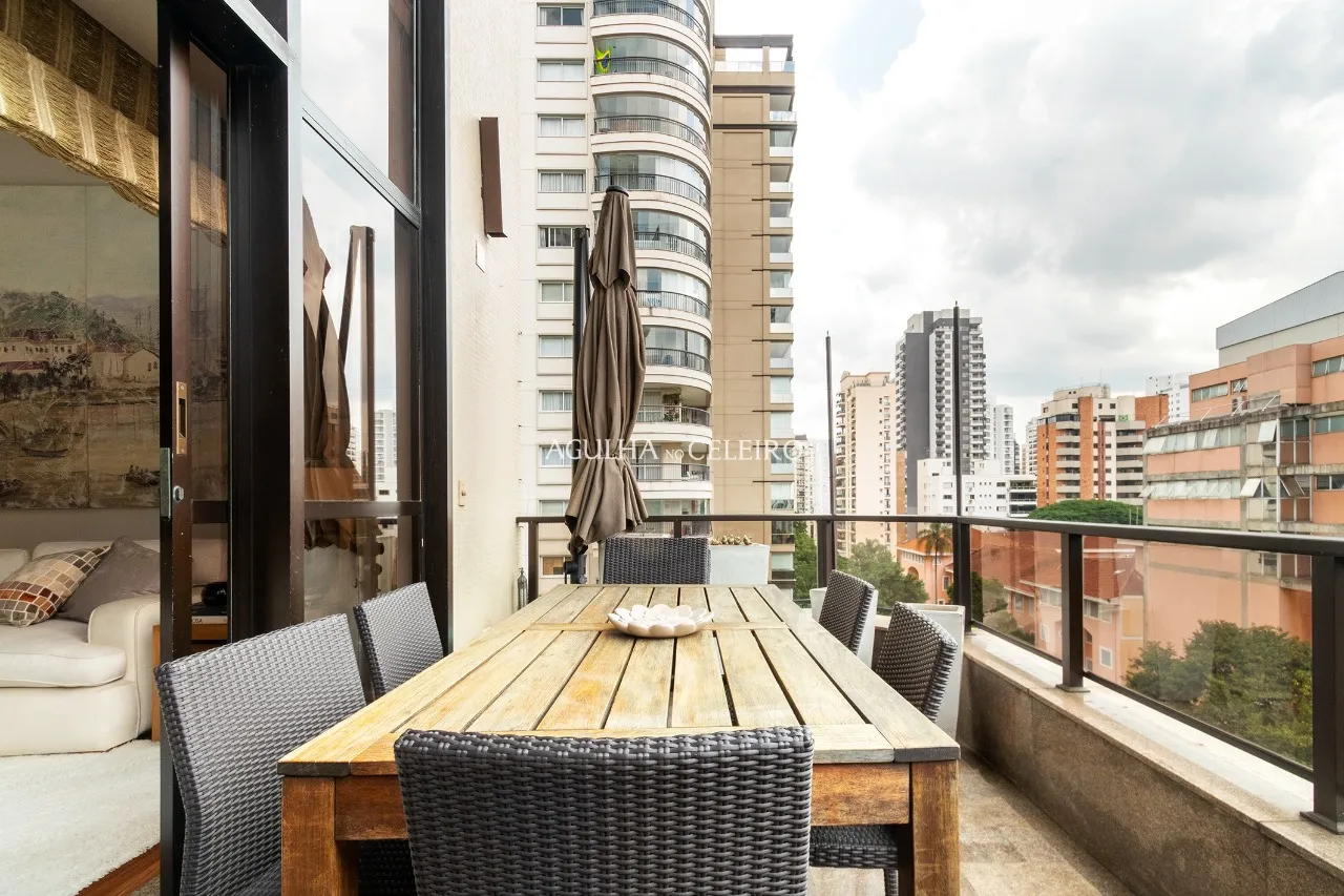 Apê moderno com área externa e ampla metragem à venda em Moema – 12636