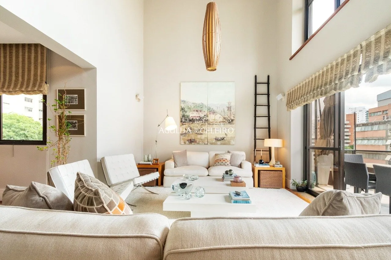 Apê moderno com área externa e ampla metragem à venda em Moema – 12636