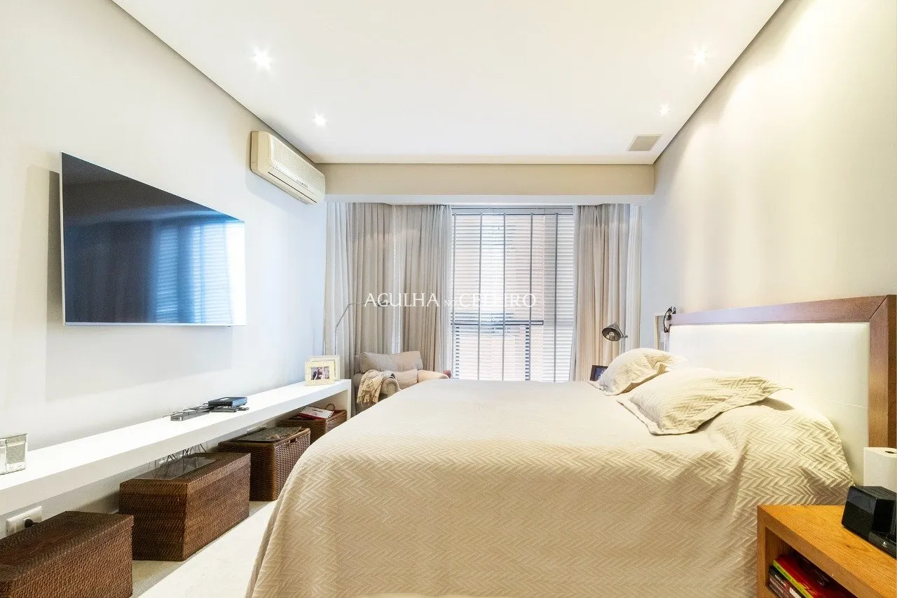 Apê moderno com área externa e ampla metragem à venda em Moema – 12636