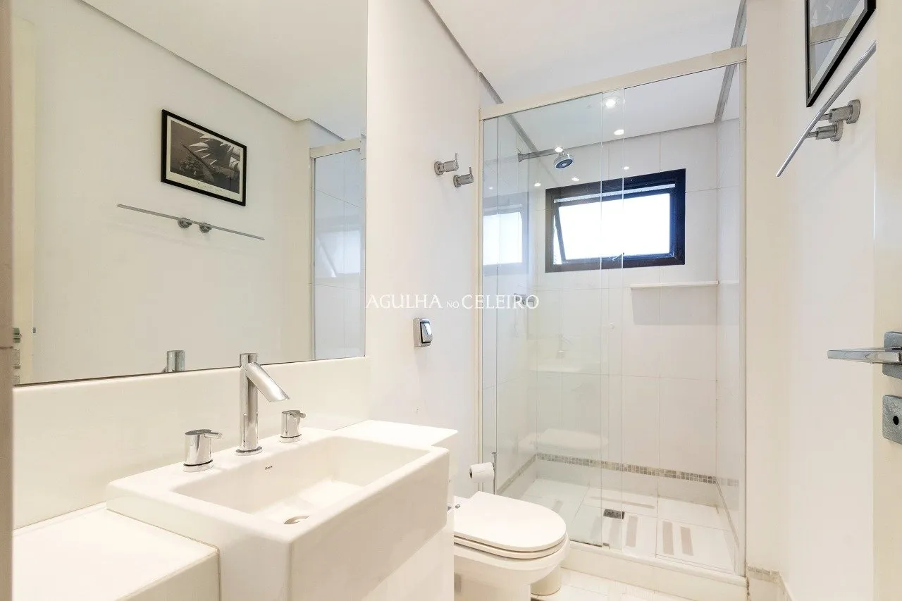 Apê moderno com área externa e ampla metragem à venda em Moema – 12636