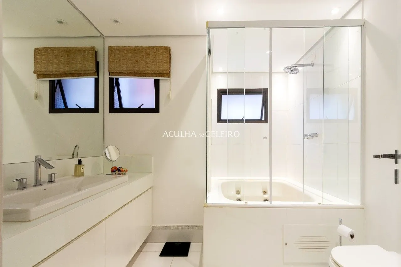 Apê moderno com área externa e ampla metragem à venda em Moema – 12636