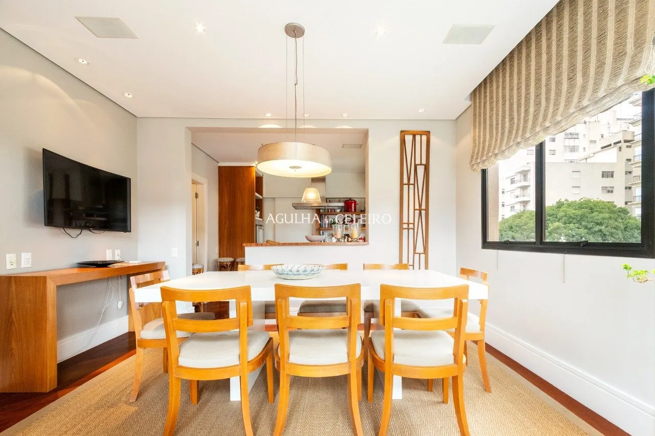 Apê moderno com área externa e ampla metragem à venda em Moema – 12636