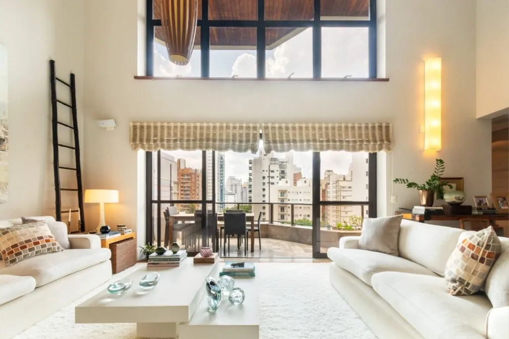 Apê moderno com área externa e ampla metragem à venda em Moema – 12636