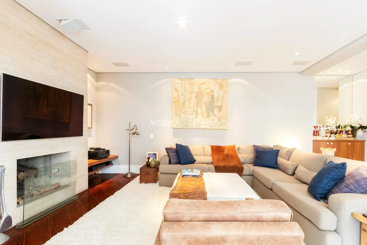 Apê moderno com área externa e ampla metragem à venda em Moema – 12636