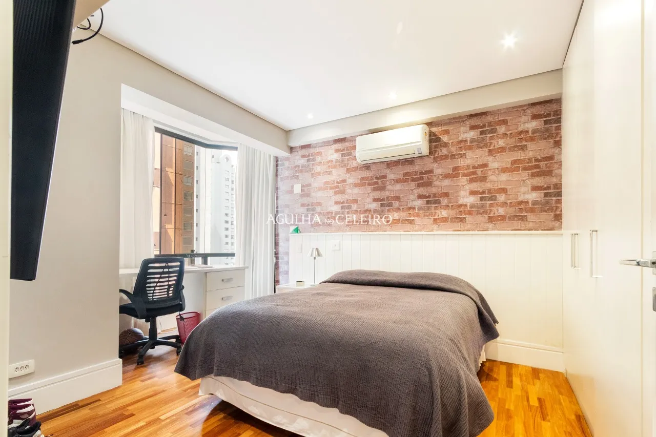 Apê moderno com área externa e ampla metragem à venda em Moema – 12636