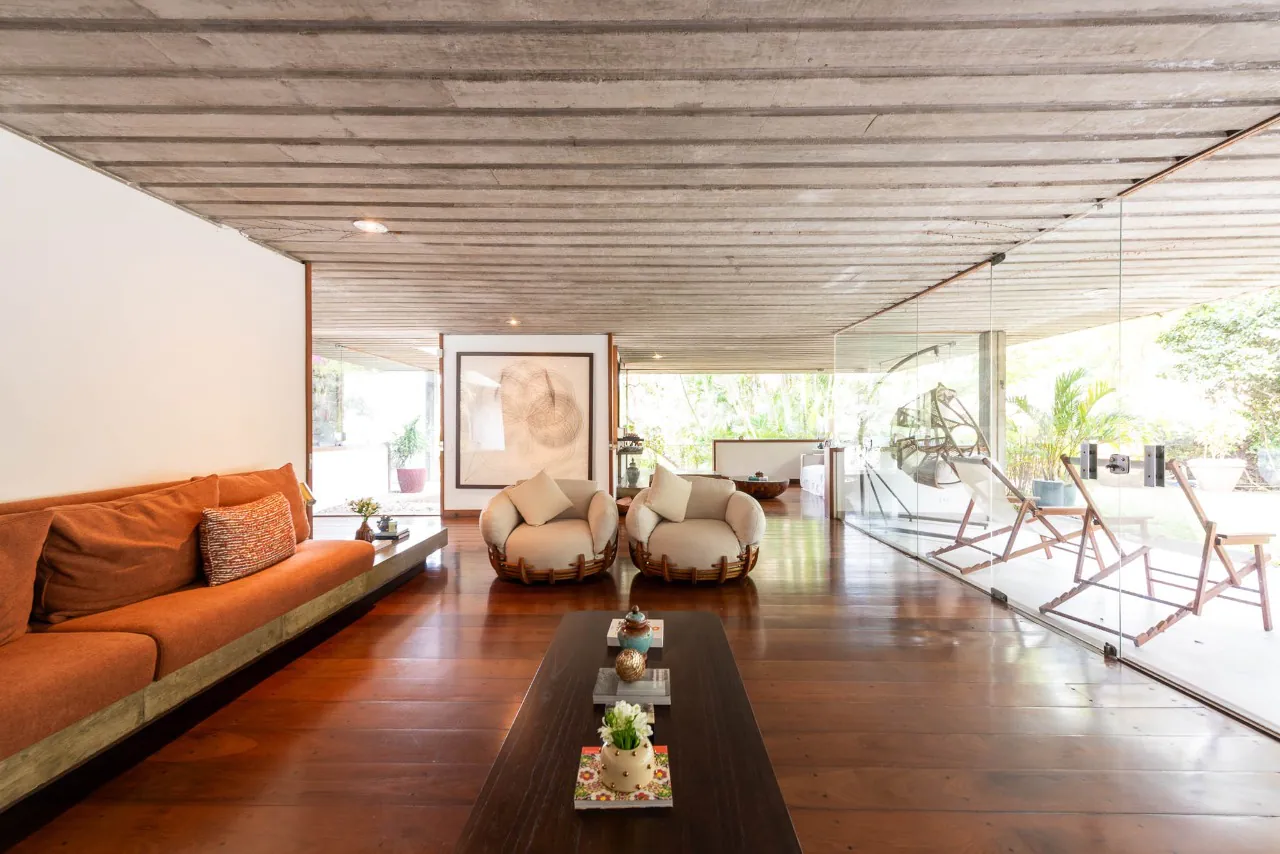 Casa com reforma recente à venda no Jardim Guedala. – 13396