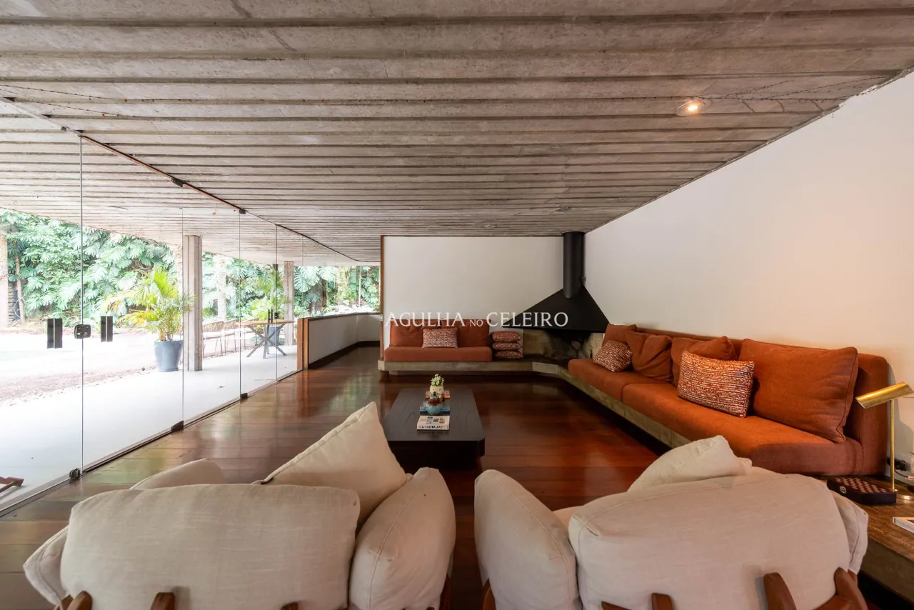 Casa com reforma recente à venda no Jardim Guedala. – 13396