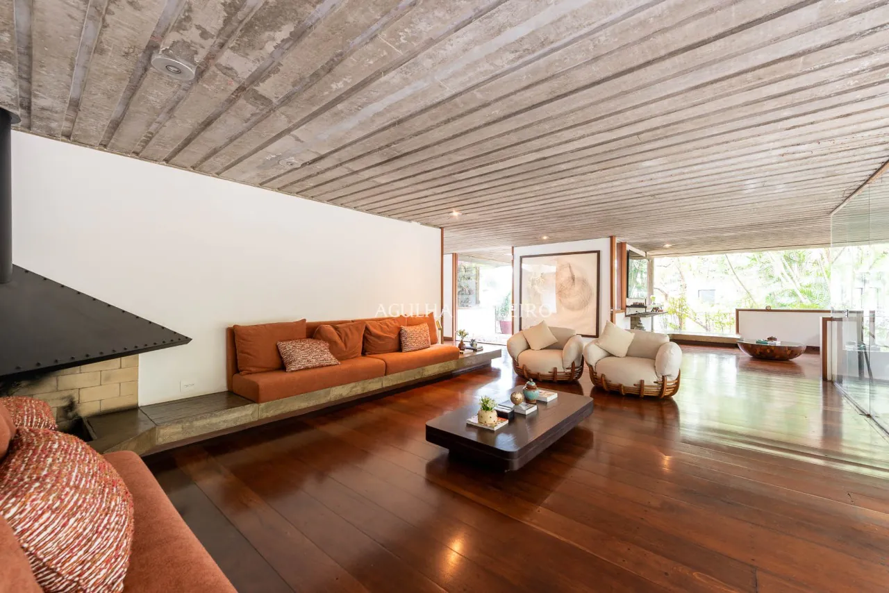 Casa com reforma recente à venda no Jardim Guedala. – 13396