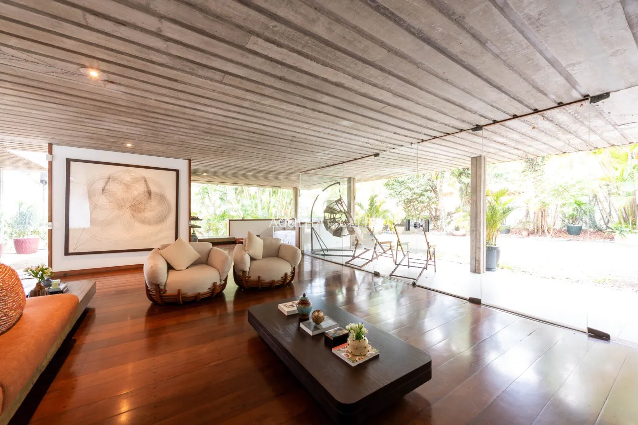 Casa com reforma recente à venda no Jardim Guedala. – 13396