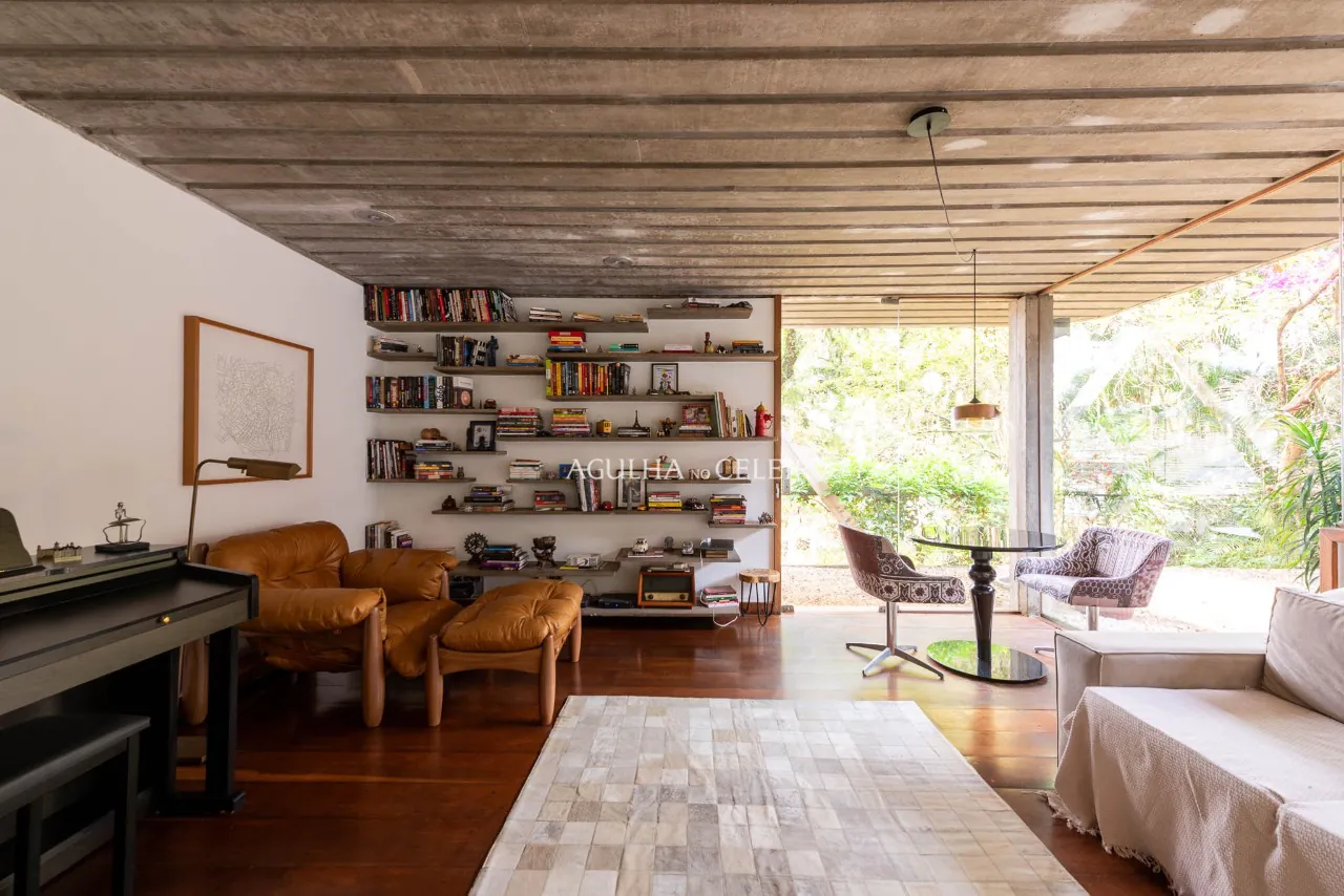 Casa com reforma recente à venda no Jardim Guedala. – 13396