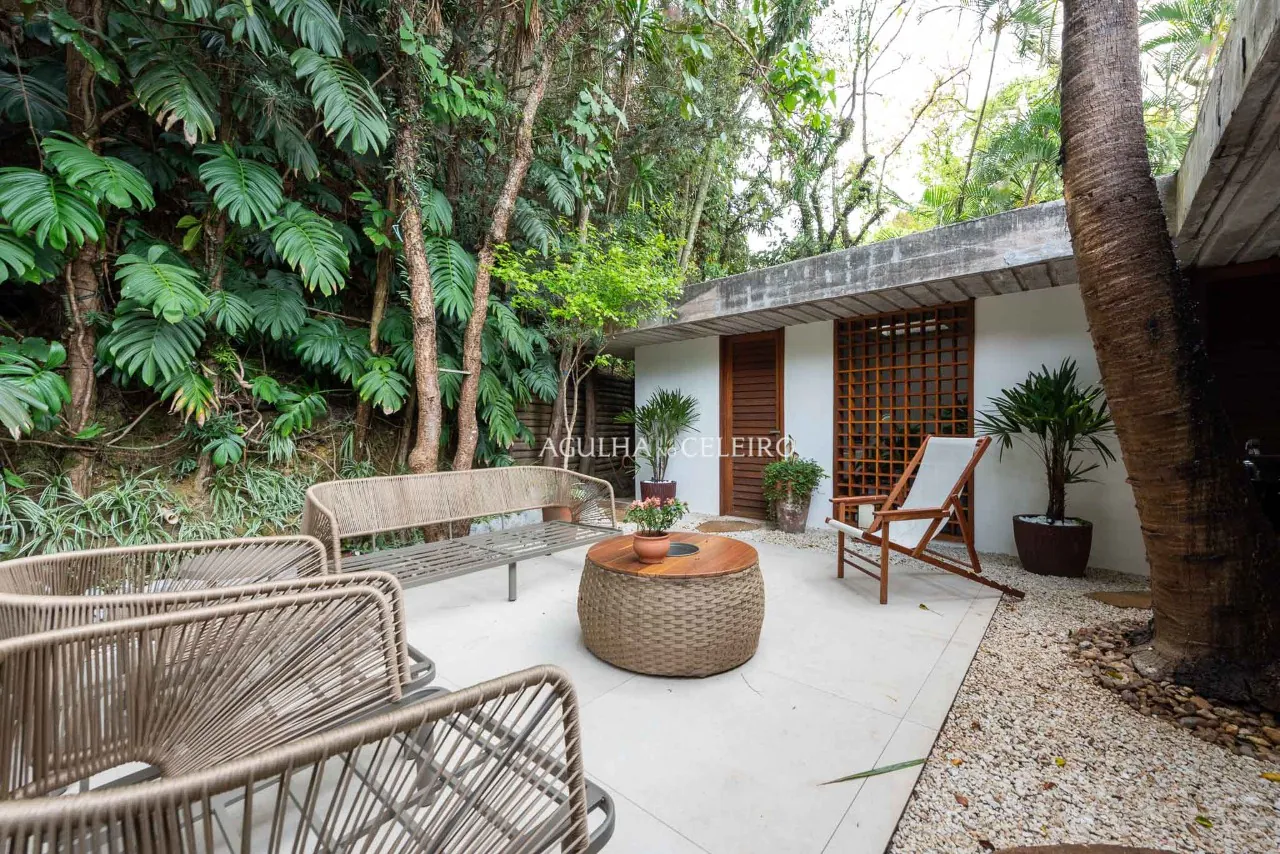 Casa com reforma recente à venda no Jardim Guedala. – 13396