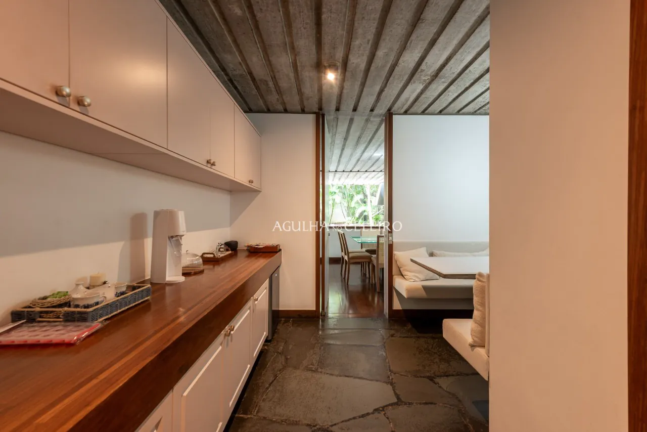 Casa com reforma recente à venda no Jardim Guedala. – 13396