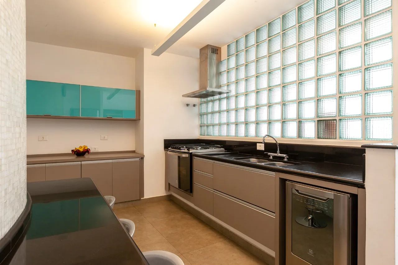 Apartamento reformado em edifício brutalista assinado por Paulo Mendes da Rocha – 19692