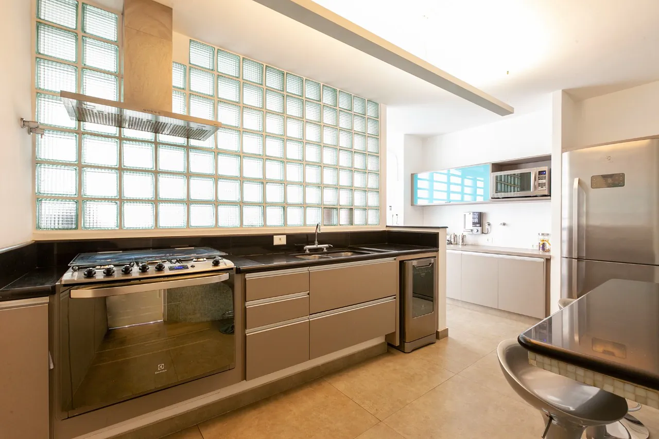 Apartamento reformado em edifício brutalista assinado por Paulo Mendes da Rocha – 19692