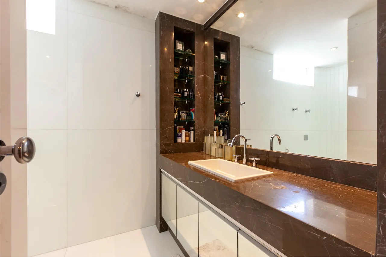 Apartamento reformado em edifício brutalista assinado por Paulo Mendes da Rocha – 19692