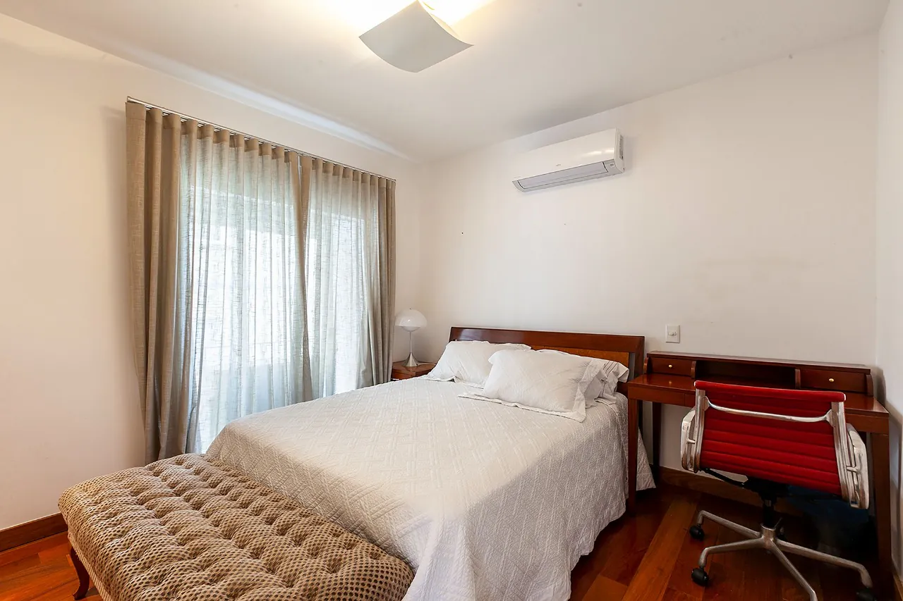 Apartamento reformado em edifício brutalista assinado por Paulo Mendes da Rocha – 19692