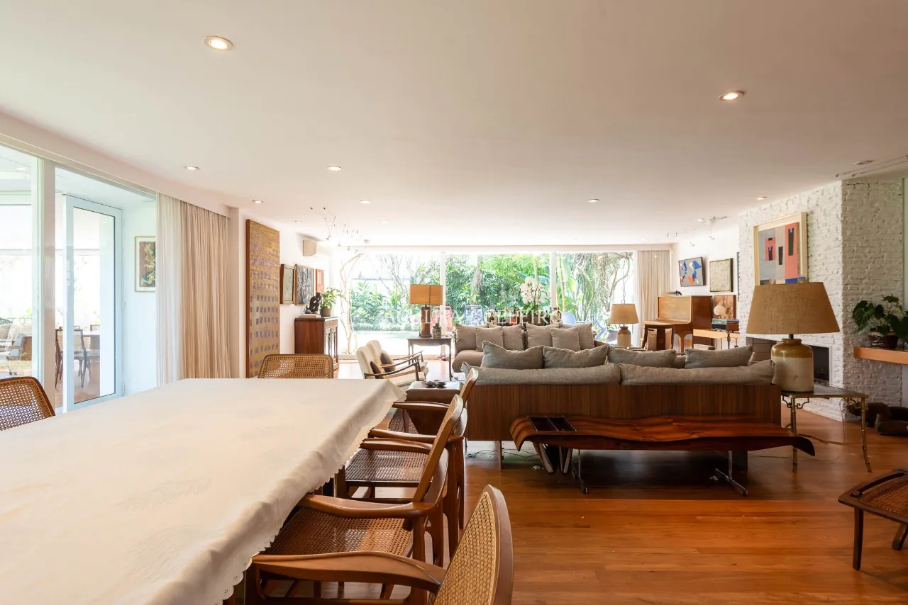 Casa projetada por Isay Weinfeld à venda no Jardim Paulistano. – 20529