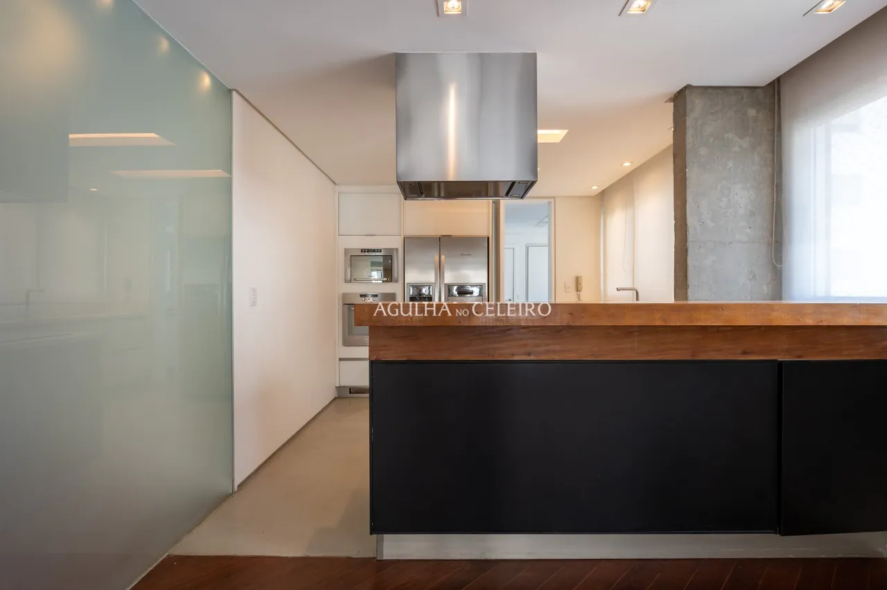 Apartamento localizado em condomínio projetado por Ruy Othake para locação. – 20556