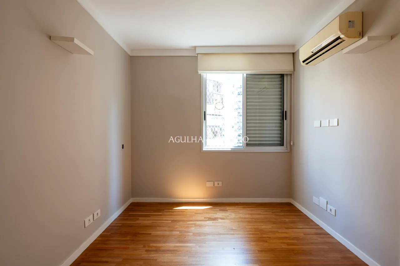 Apartamento localizado em condomínio projetado por Ruy Othake para locação. – 20556