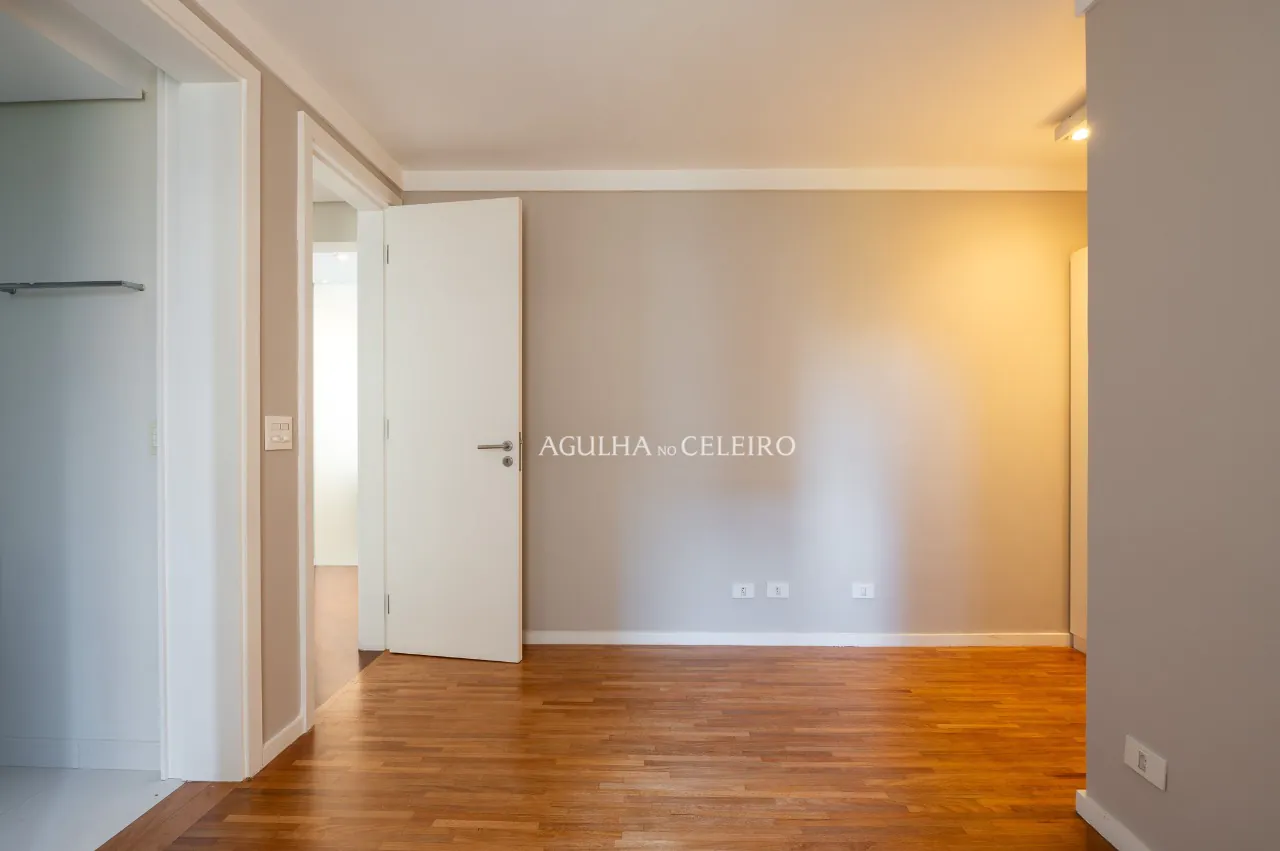 Apartamento localizado em condomínio projetado por Ruy Othake para locação. – 20556