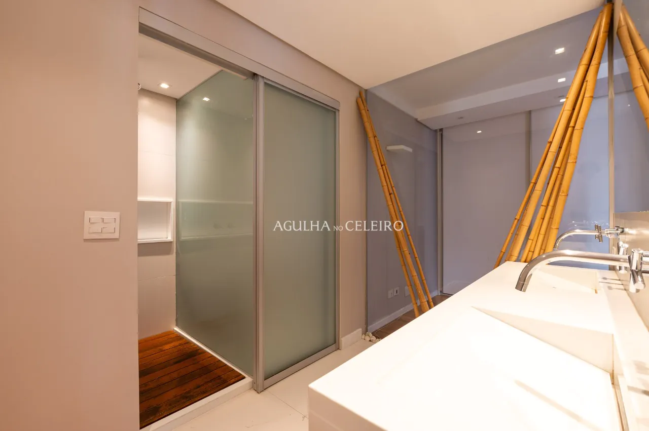 Apartamento localizado em condomínio projetado por Ruy Othake para locação. – 20556