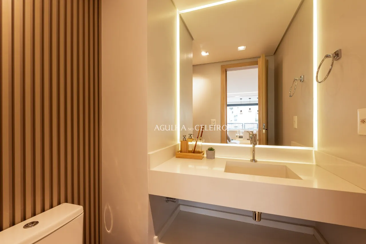 Apartamento reformado em prédio excelente em Moema – 20641