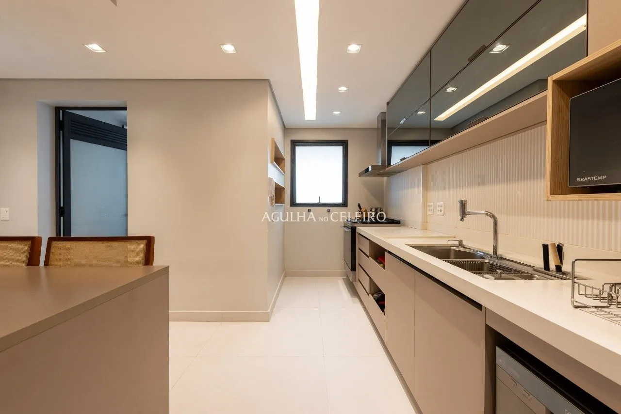 Apartamento reformado em prédio excelente em Moema – 20641