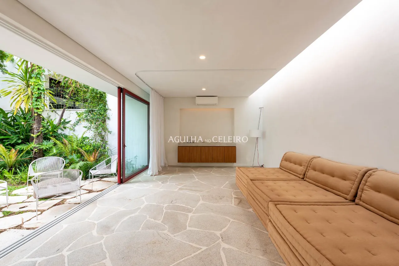 Casa localizada em praça, assinada por Felipe Hess. – 20665