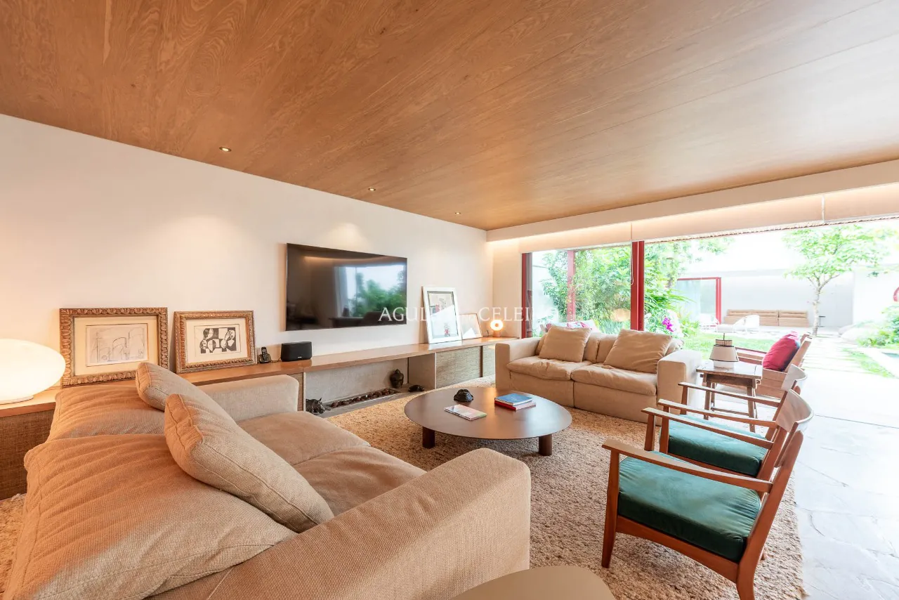 Casa localizada em praça, assinada por Felipe Hess. – 20665