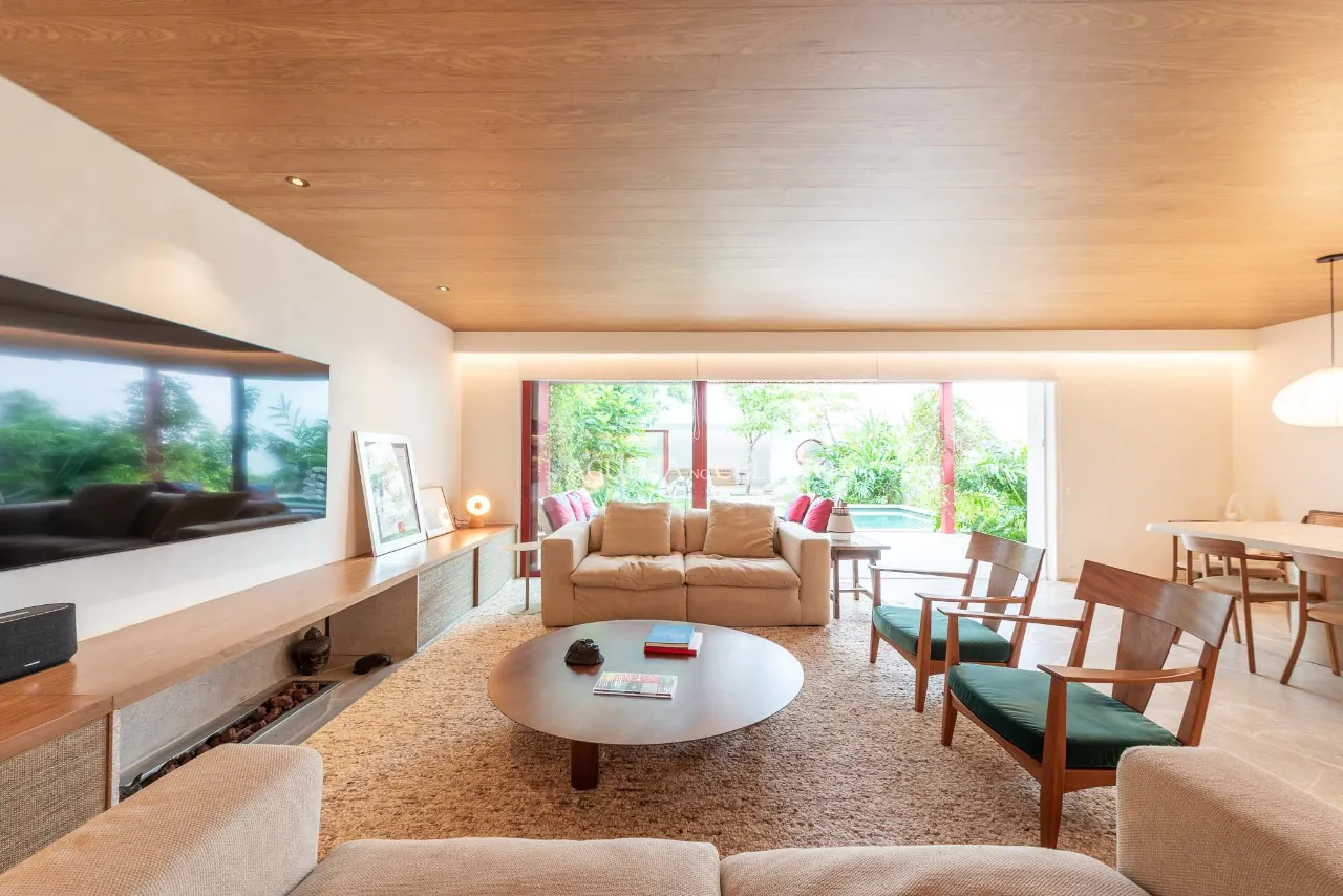 Casa localizada em praça, assinada por Felipe Hess. – 20665