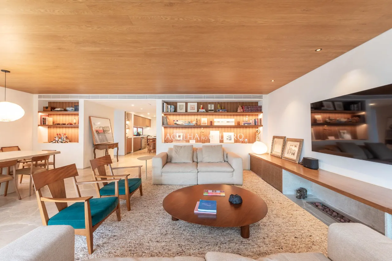 Casa localizada em praça, assinada por Felipe Hess. – 20665