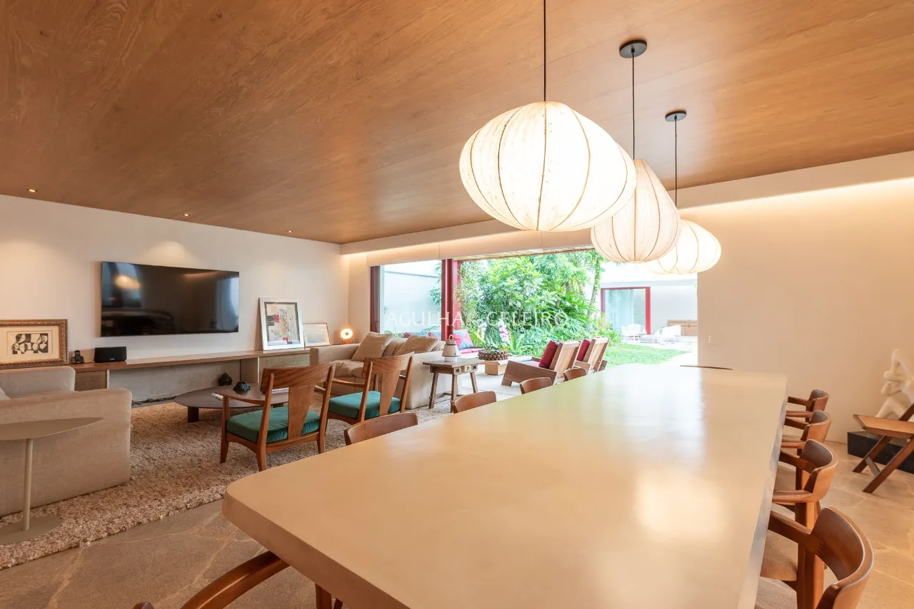 Casa localizada em praça, assinada por Felipe Hess. – 20665