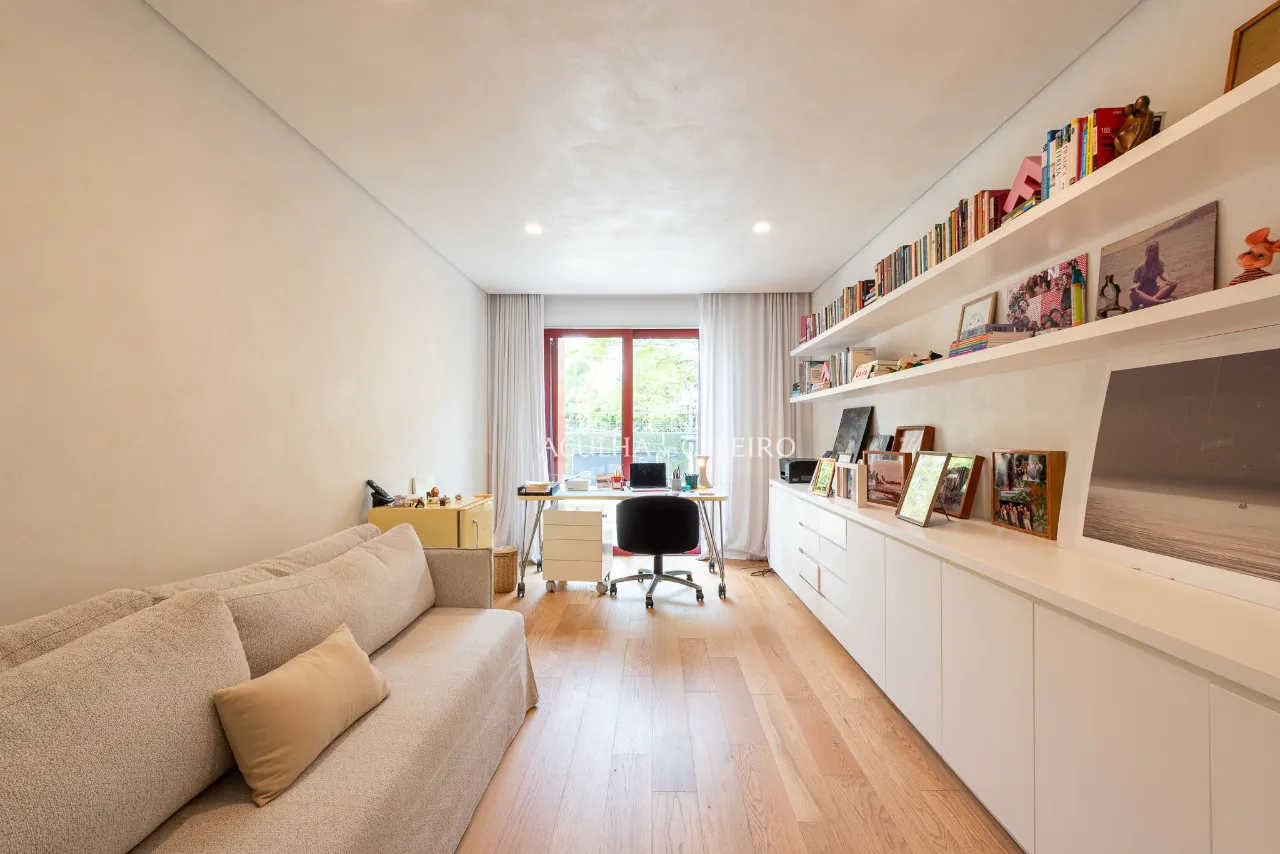 Casa localizada em praça, assinada por Felipe Hess. – 20665