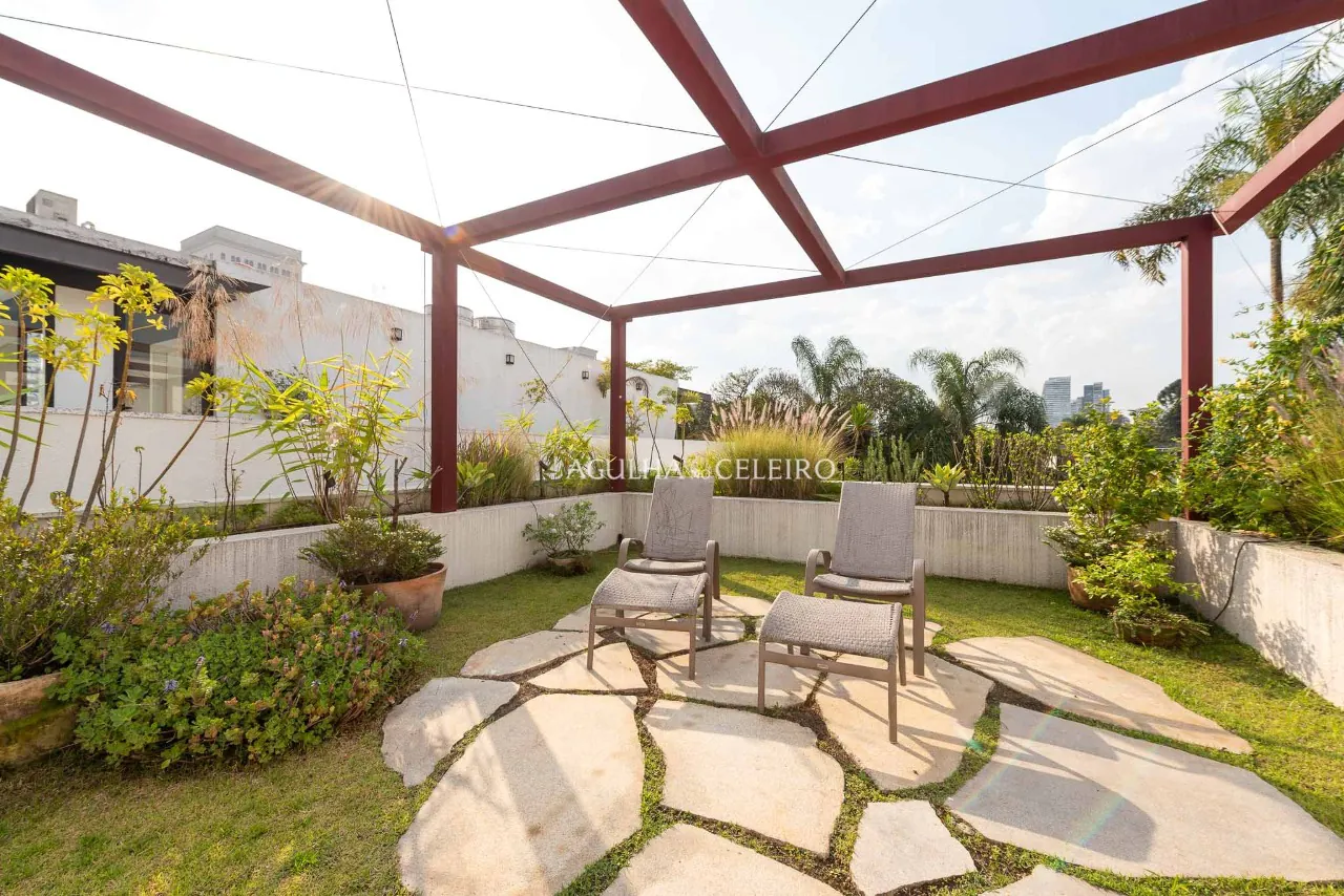 Casa localizada em praça, assinada por Felipe Hess. – 20665