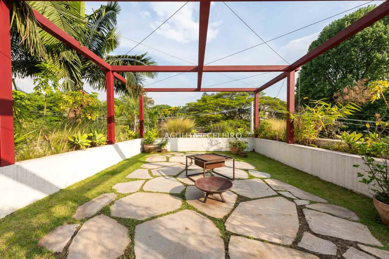 Casa localizada em praça, assinada por Felipe Hess. – 20665