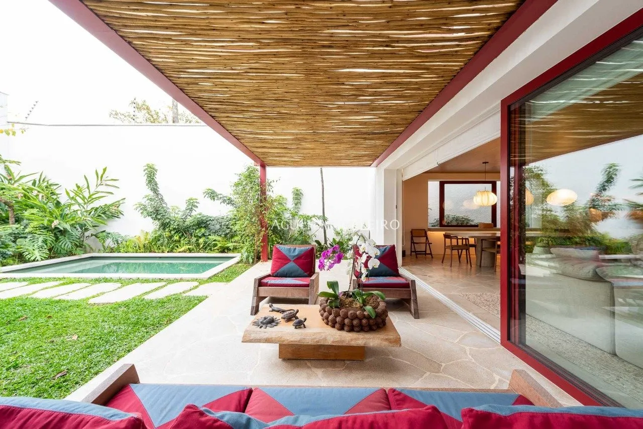 Casa localizada em praça, assinada por Felipe Hess. – 20665