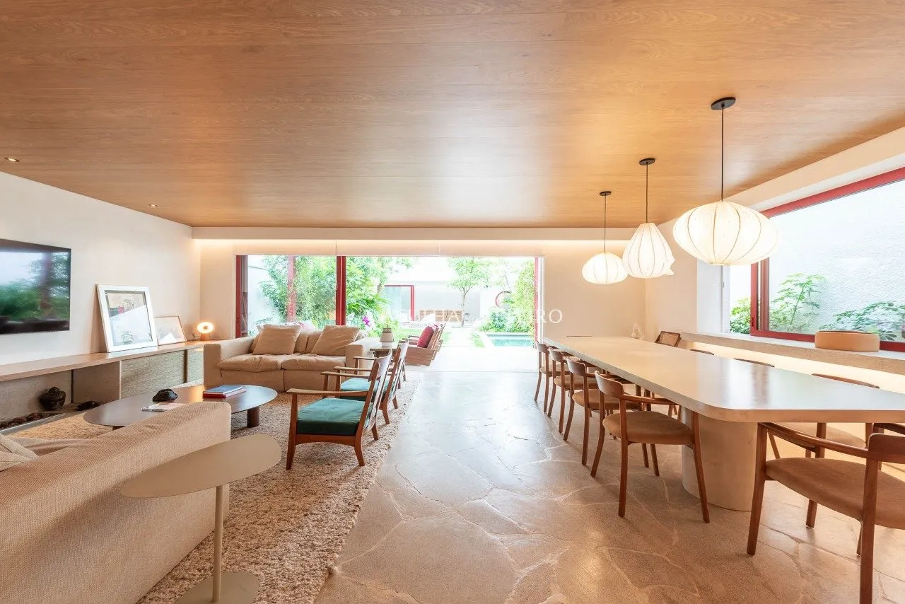 Casa localizada em praça, assinada por Felipe Hess. – 20665