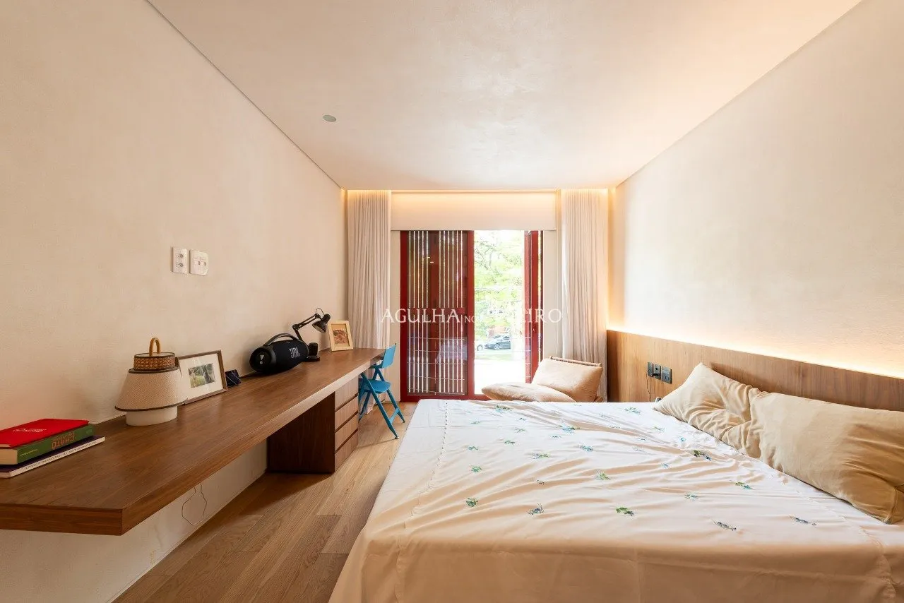 Casa localizada em praça, assinada por Felipe Hess. – 20665