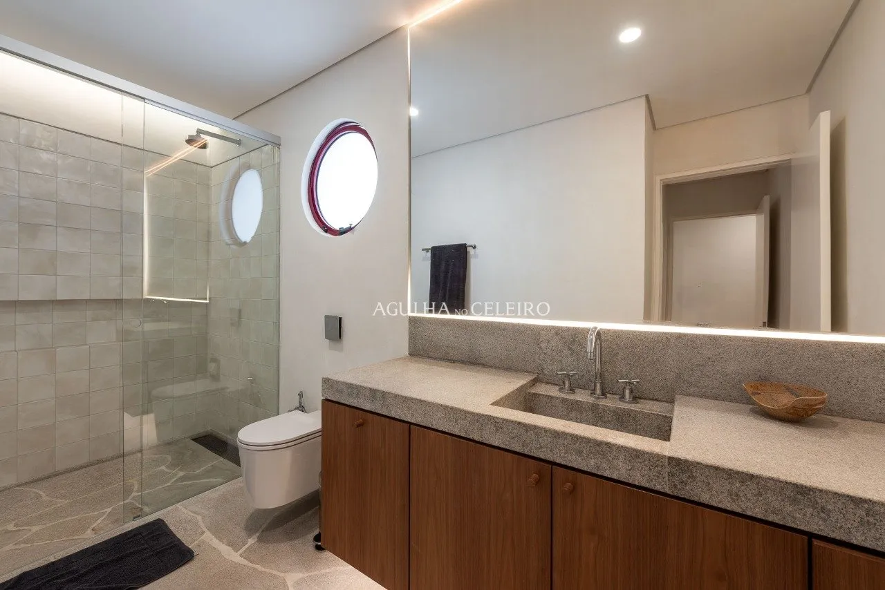 Casa localizada em praça, assinada por Felipe Hess. – 20665