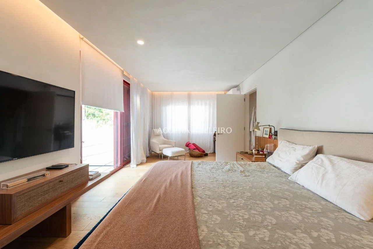 Casa localizada em praça, assinada por Felipe Hess. – 20665