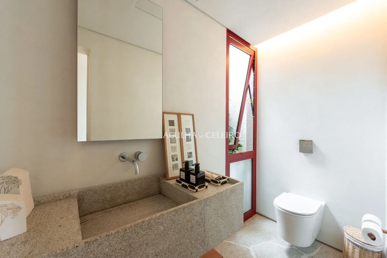 Casa localizada em praça, assinada por Felipe Hess. – 20665