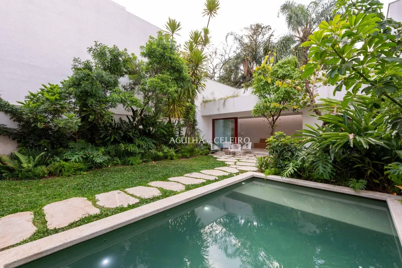 Casa localizada em praça, assinada por Felipe Hess. – 20665