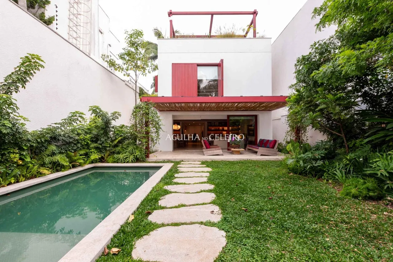 Casa localizada em praça, assinada por Felipe Hess. – 20665