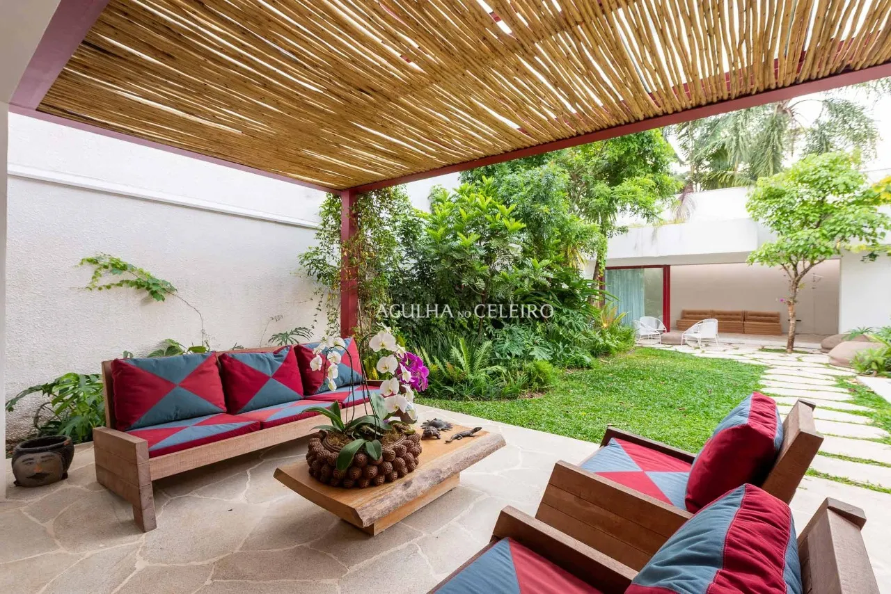 Casa localizada em praça, assinada por Felipe Hess. – 20665