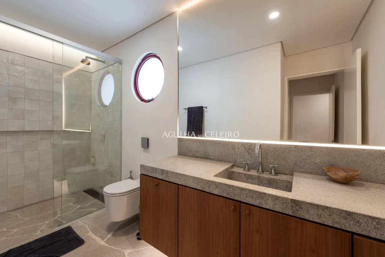 Casa localizada em praça, assinada por Felipe Hess. – 20665