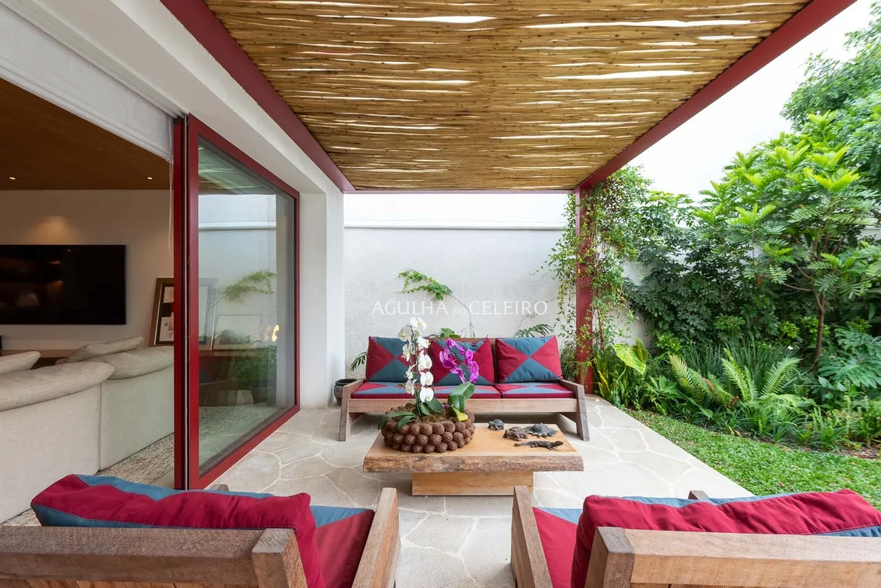 Casa localizada em praça, assinada por Felipe Hess. – 20665