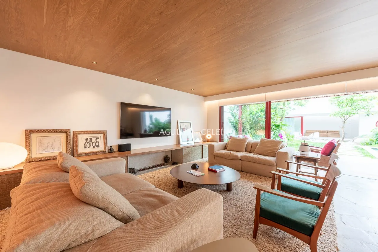 Casa localizada em praça, assinada por Felipe Hess. – 20665