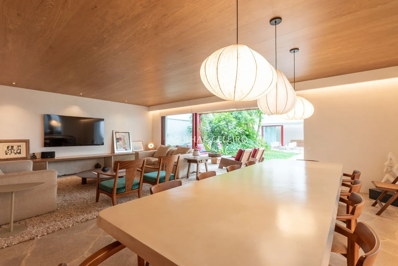 Casa localizada em praça, assinada por Felipe Hess. – 20665