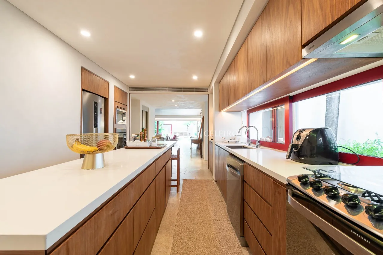 Casa localizada em praça, assinada por Felipe Hess. – 20665